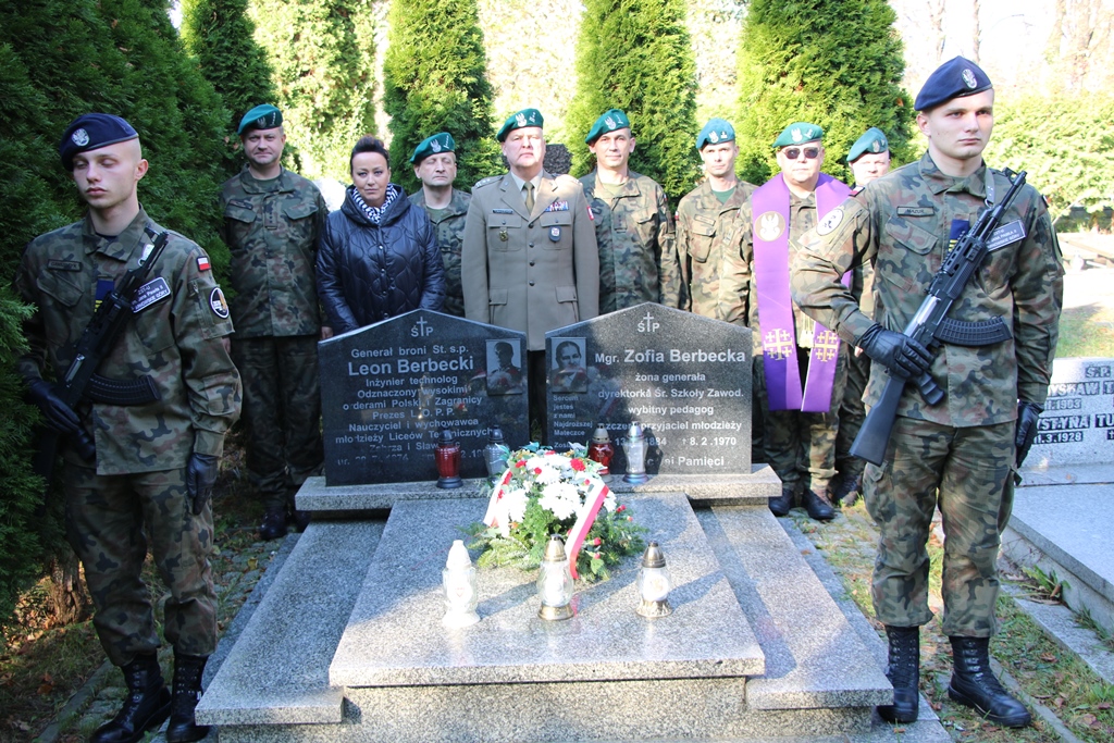 Członkowie Okręgu Śląskiego zapalili znicze na grobach żołnierskich znajdujących się na cmentarzach w Gliwicach i w Tarnowskich Górach