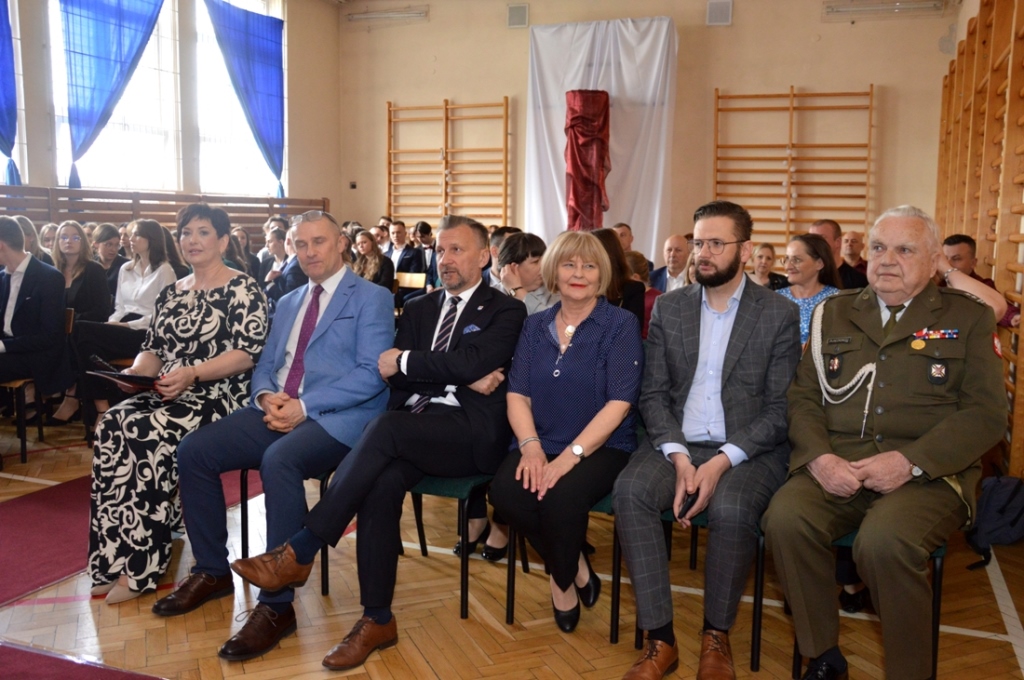 Uroczyste wręczenie świadectw ukończenia technikum w Zespole Szkół nr 2  w Nowym Dworze Mazowieckim z udziałem delegacji ZOR RP