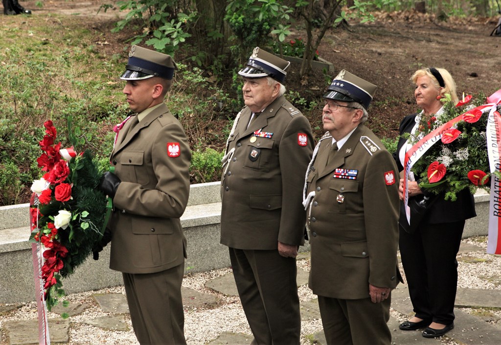 Członkowie ZOR RP uczcili pamięć pomordowanych więźniów Pawiaka  w Magdalence k. Warszawy