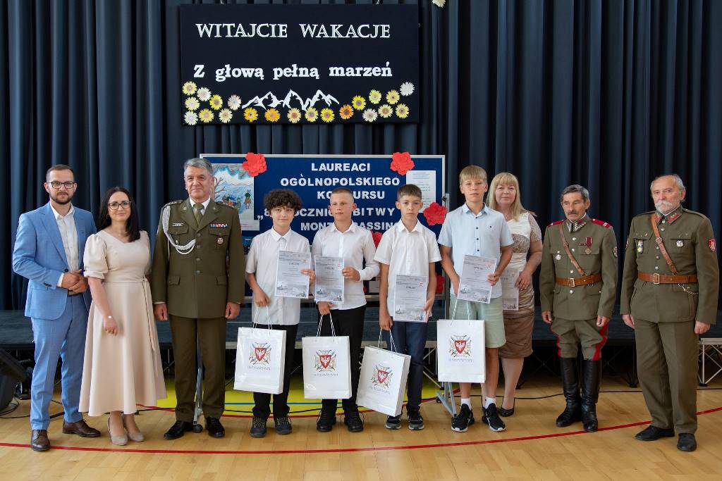 Członkowie Okręgu Lubelskiego ZOR RP wręczyli nagrody uczniom Publicznej Szkoły Podstawowej Nr 4  w Krasnymstawie – laureatom ogólnopolskiego konkursu zorganizowanego przez ZOR RP