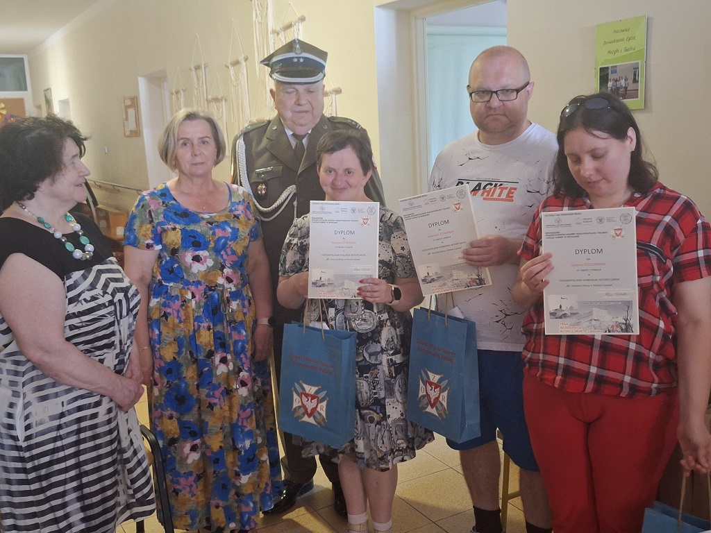 Nagrody dla uczestników Warsztatów Terapii Zajęciowej w Nowym Dworze Mazowieckim - laureatów ogólnopolskiego konkursu „80 rocznica bitwy o Monte Cassino”| 