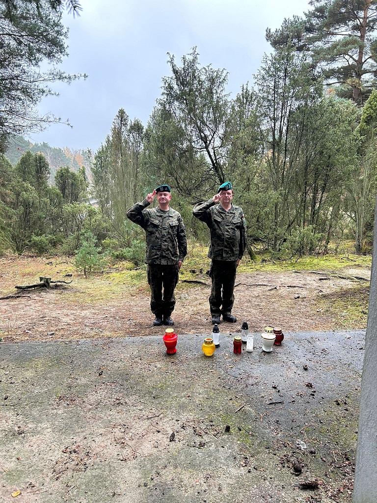 Członkowie ZOR RP zapalili znicze na Cmentarzu w Palmirach