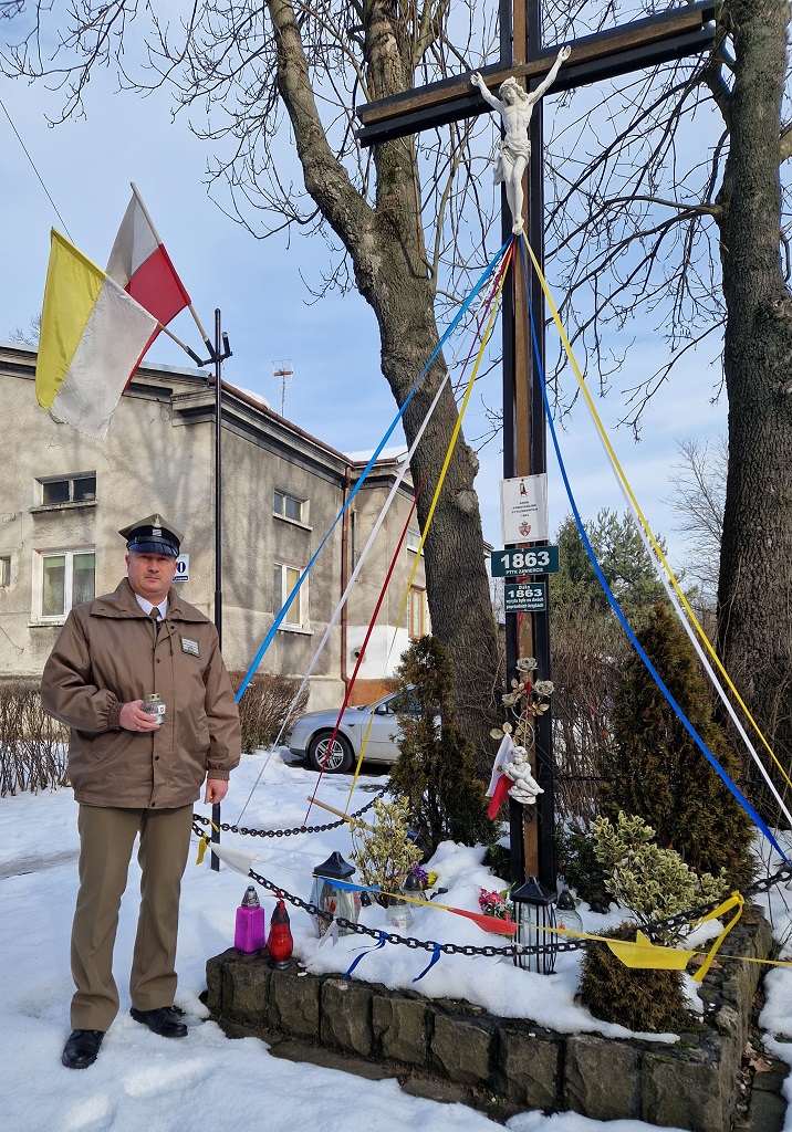 Członkowie Koła ZOR RP w Tarnowskich Górach (Okręg Śląski) zapalili znicze na powstańczych mogiłach w Powiecie Zawierciańskim w162. rocznicę Powstania Styczniowego